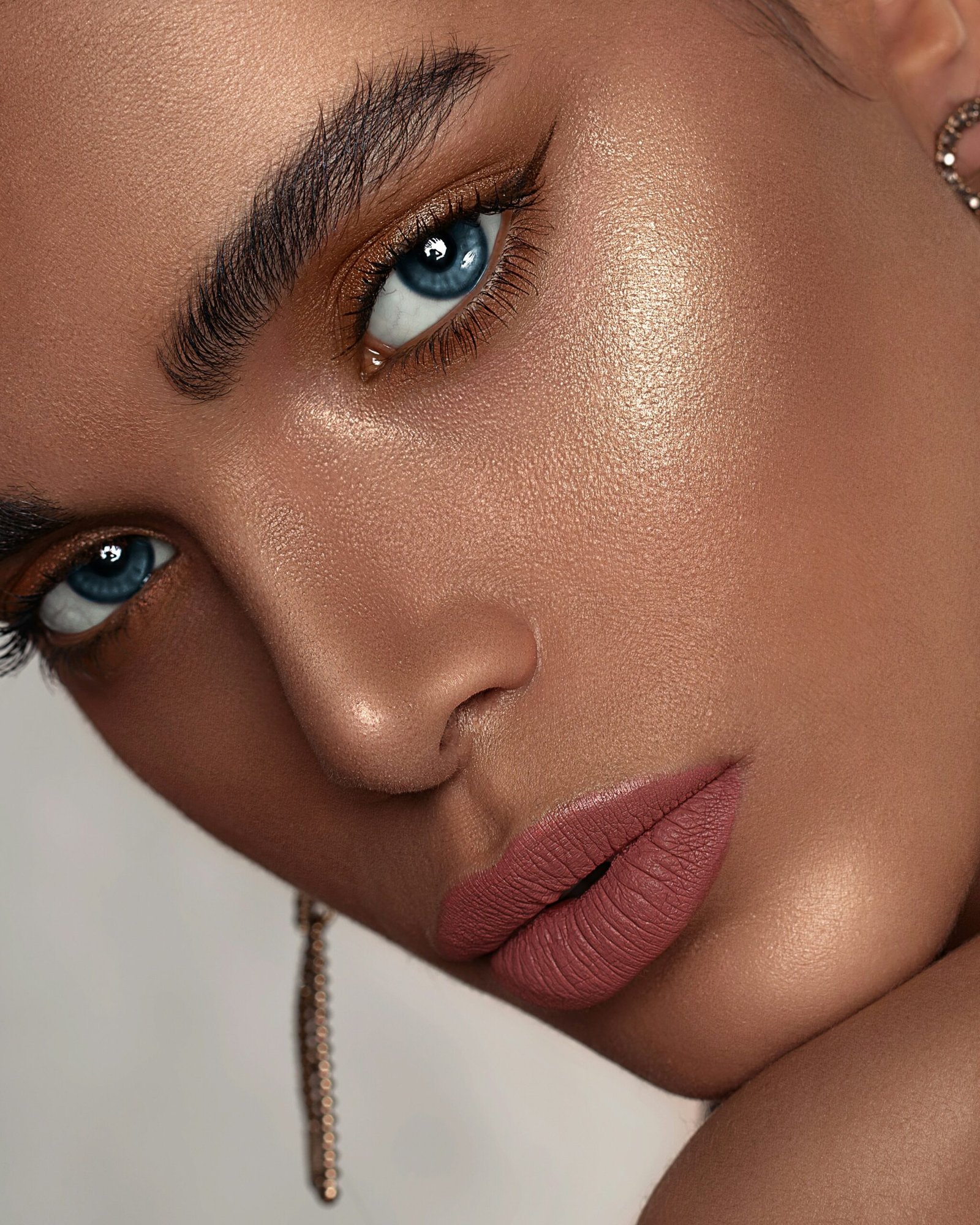 Professional make up με έντονα μάτια και λαμπερή επιδερμίδα για κομψό και μοντέρνο αποτέλεσμα | belevie.gr