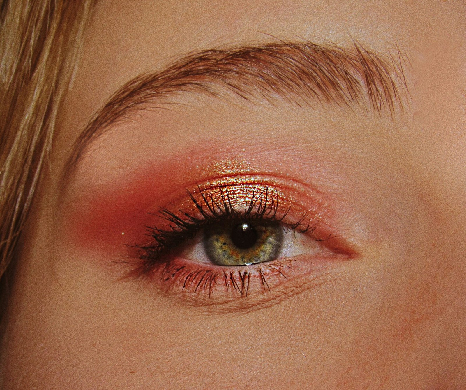 Επαγγελματικό μακιγιάζ ματιών με σκιές, eyeliner και μάσκαρα για έντονο βλέμμα | belevie.gr